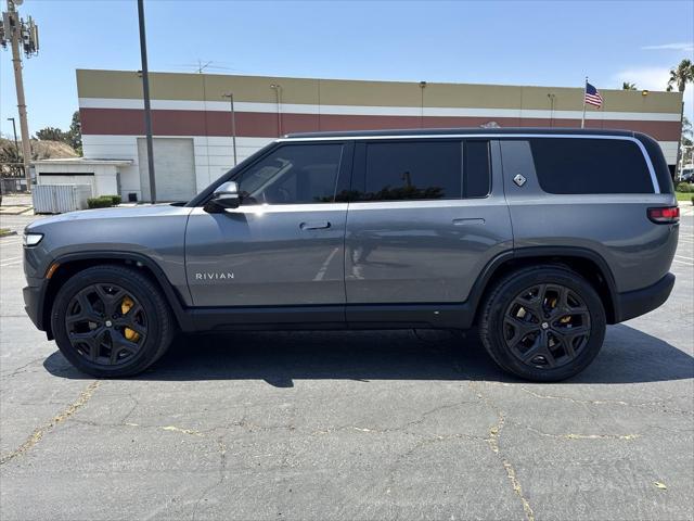 Photo of 2023 Gray Rivian R1S