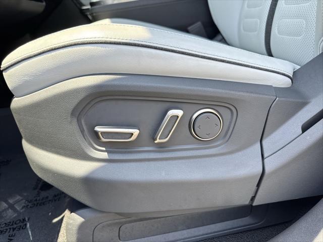 Photo of 2023 Gray Rivian R1S