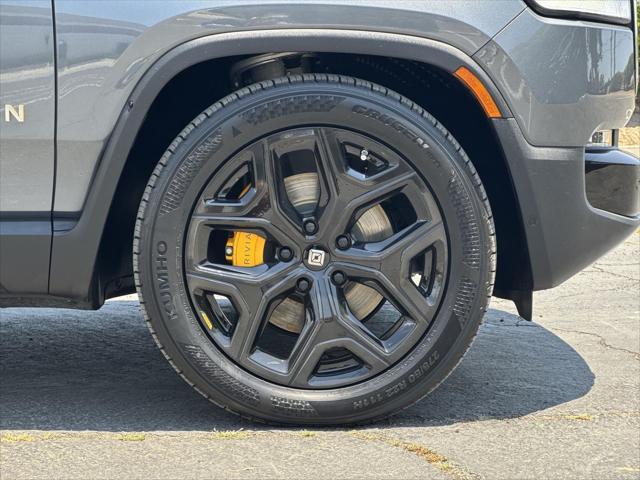 Photo of 2023 Gray Rivian R1S