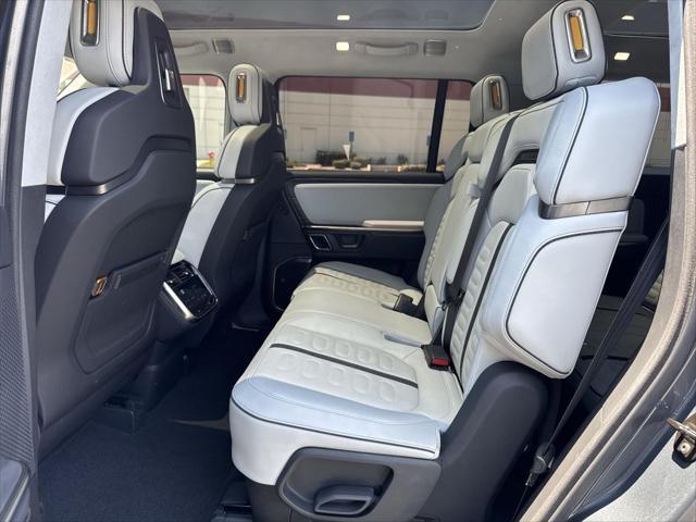 Photo of 2023 Gray Rivian R1S