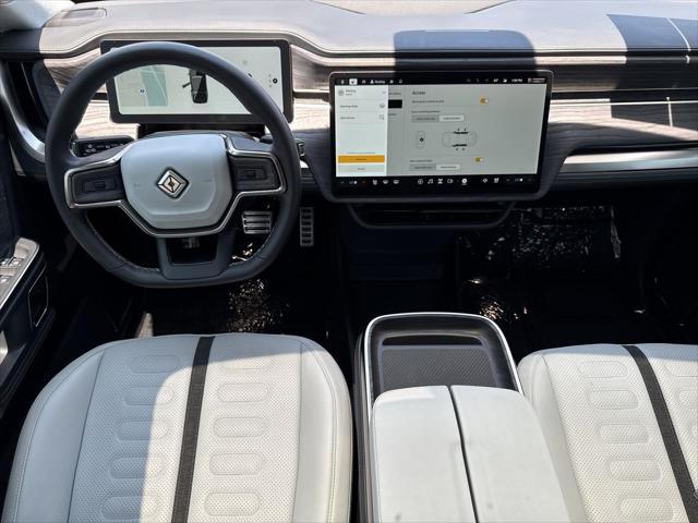 Photo of 2023 Gray Rivian R1S
