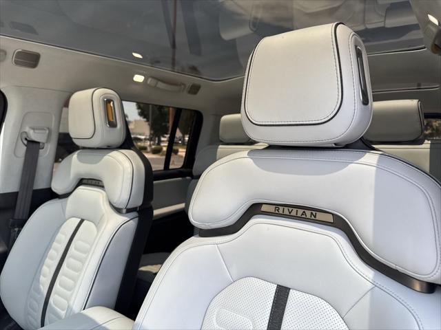 Photo of 2023 Gray Rivian R1S