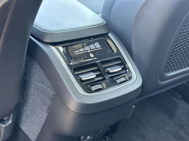 Photo of 2022 Onyx Black Metallic Volvo XC90