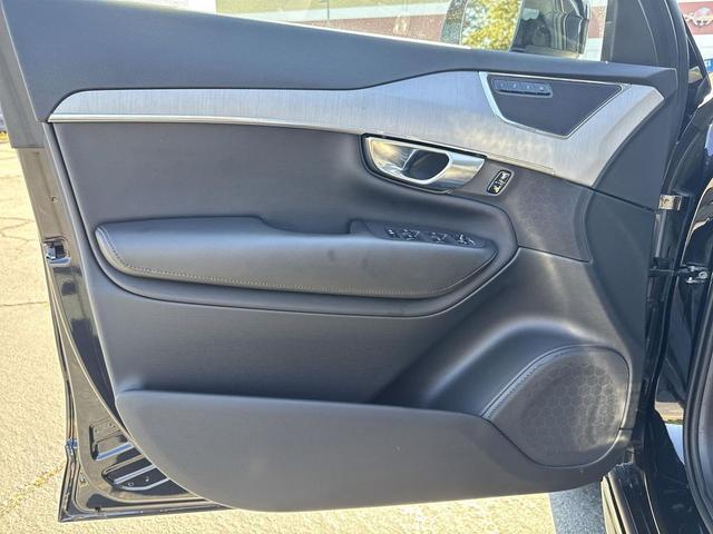 Photo of 2022 Onyx Black Metallic Volvo XC90