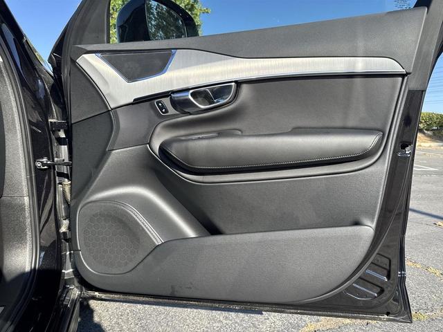 Photo of 2022 Onyx Black Metallic Volvo XC90