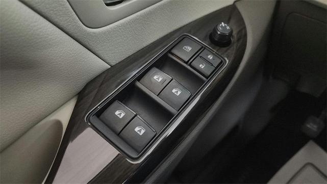Photo of 2020 Blizzard Pearl Toyota Sienna