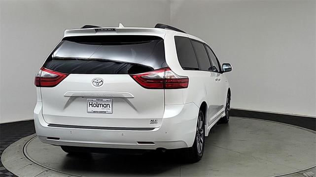 Photo of 2020 Blizzard Pearl Toyota Sienna