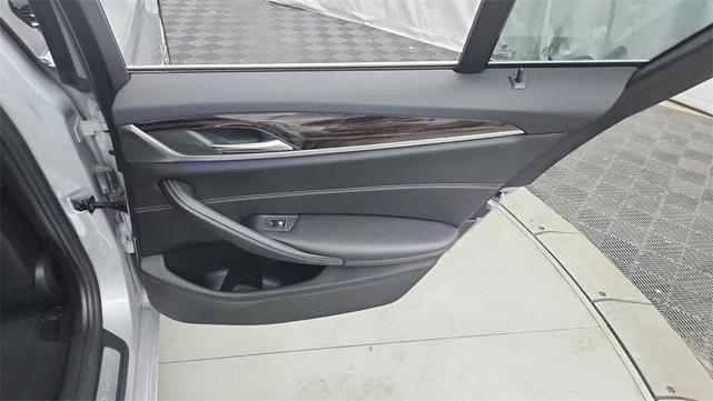 Photo of 2018 Glacier Silver Metallic BMW 530e