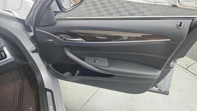 Photo of 2018 Glacier Silver Metallic BMW 530e