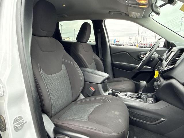 Photo of 2020 Bright White Clearcoat Jeep Cherokee