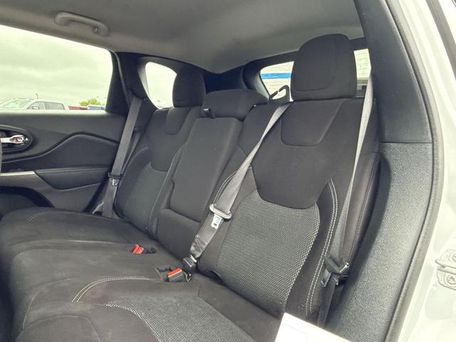Photo of 2020 Bright White Clearcoat Jeep Cherokee