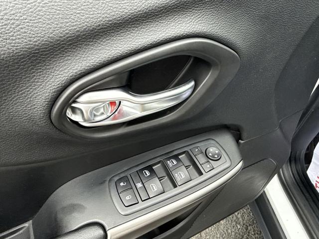 Photo of 2020 Bright White Clearcoat Jeep Cherokee