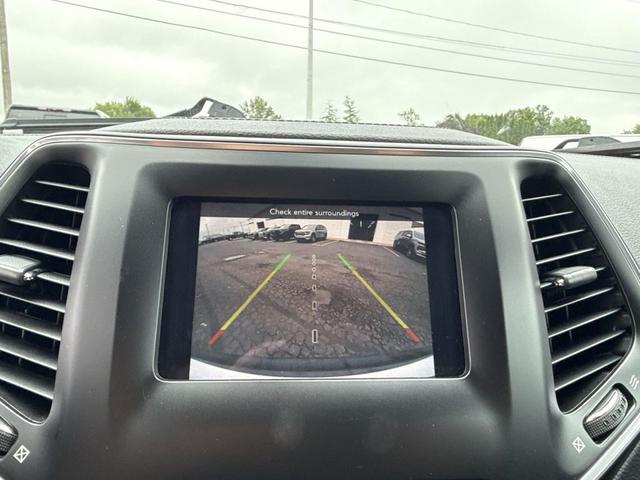 Photo of 2020 Bright White Clearcoat Jeep Cherokee