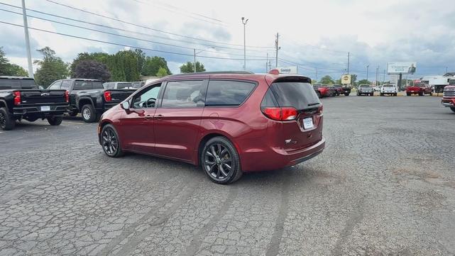 Photo of 2019 RED Chrysler Pacifica