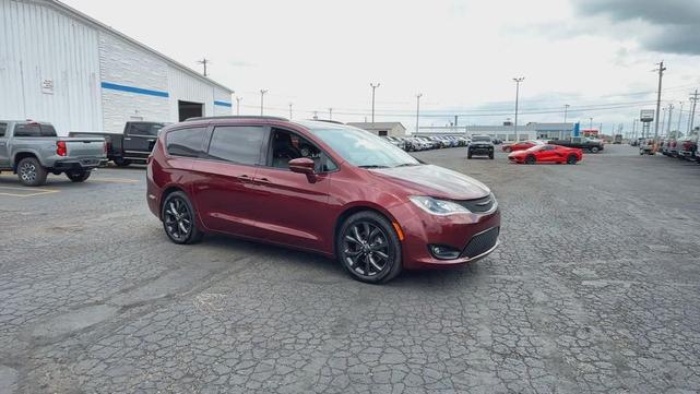 Photo of 2019 RED Chrysler Pacifica