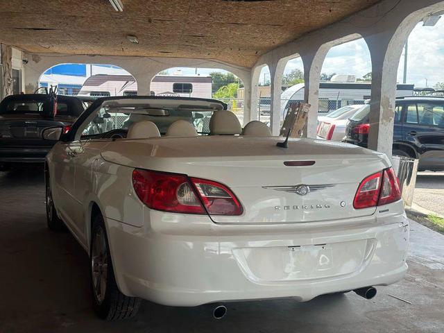Photo of 2008 White Chrysler Sebring