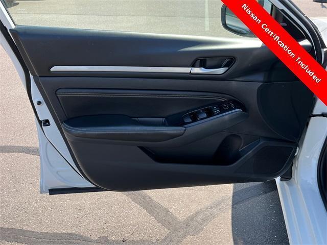 Photo of 2023 White Nissan Altima