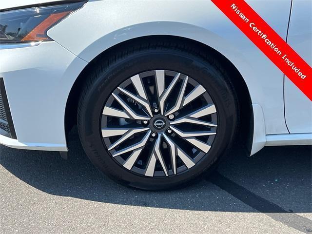 Photo of 2023 White Nissan Altima