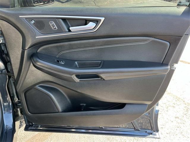 Photo of 2022 Blue Metallic Ford Edge