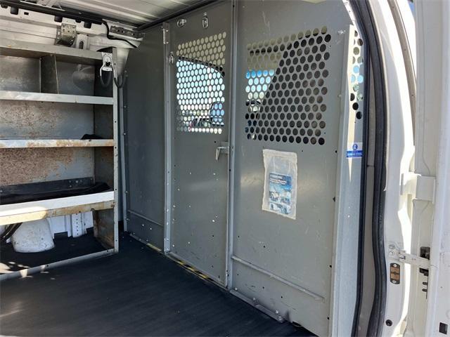 Photo of 2008 Summit White GMC Savana 2500
