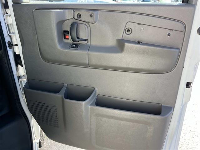 Photo of 2008 Summit White GMC Savana 2500