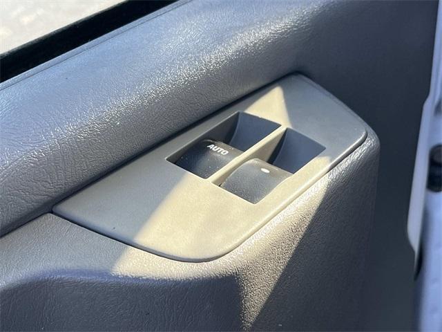 Photo of 2008 Summit White GMC Savana 2500