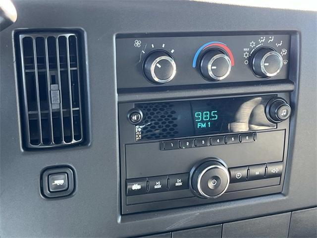 Photo of 2008 Summit White GMC Savana 2500