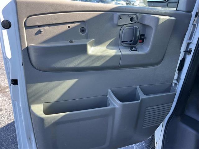 Photo of 2008 Summit White GMC Savana 2500