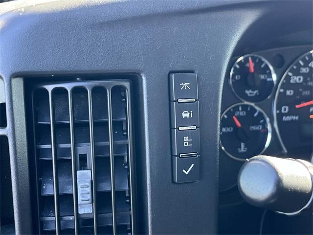 Photo of 2008 Summit White GMC Savana 2500