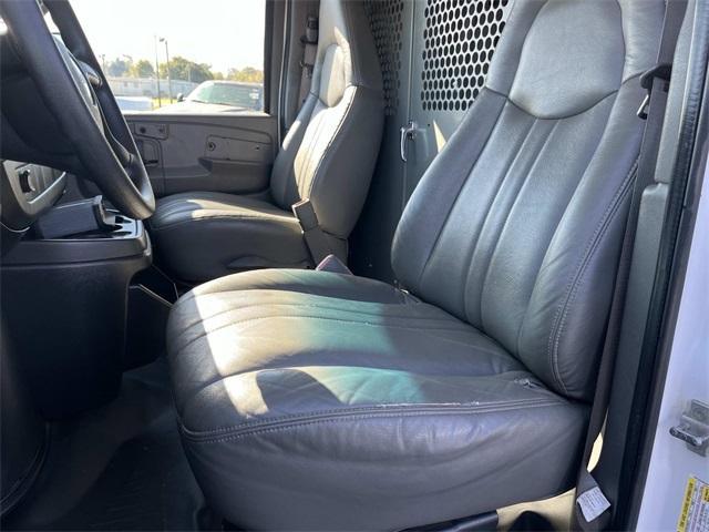 Photo of 2008 Summit White GMC Savana 2500
