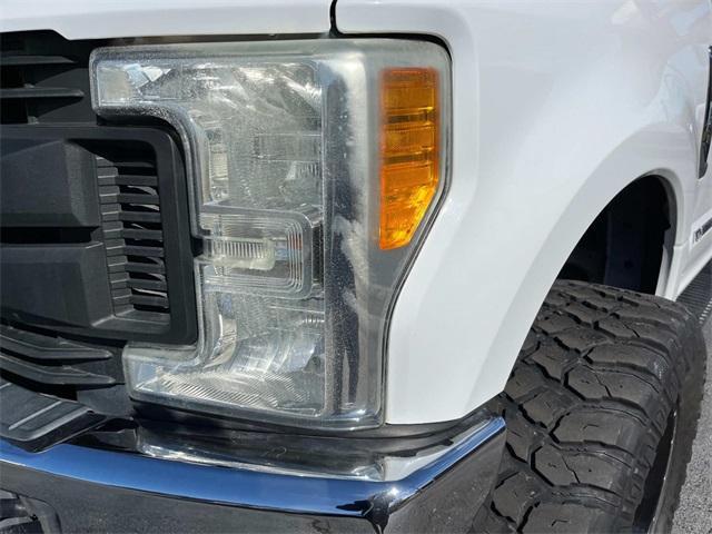 Photo of 2017 Oxford White Ford F-350