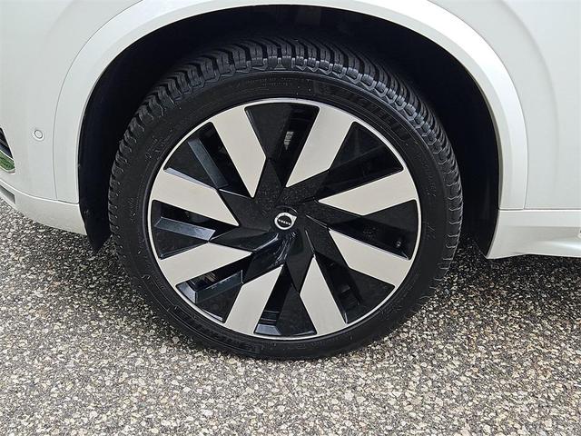 Photo of 2023 Crystal White Metallic Volvo XC90 Recharge Plug-In Hybrid