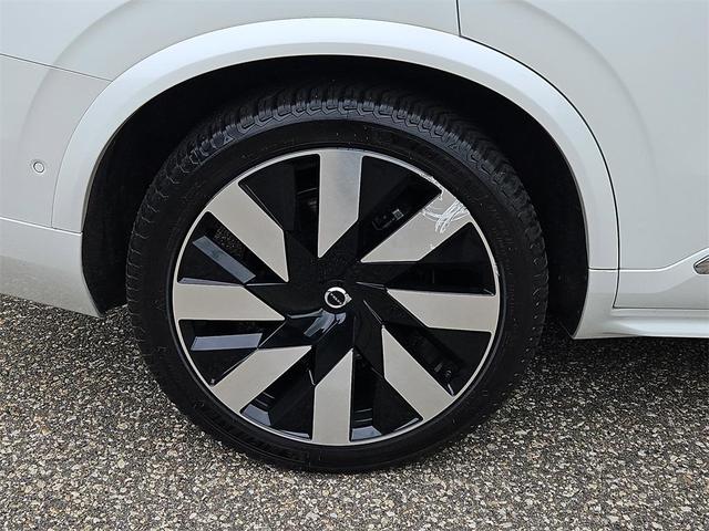 Photo of 2023 Crystal White Metallic Volvo XC90 Recharge Plug-In Hybrid