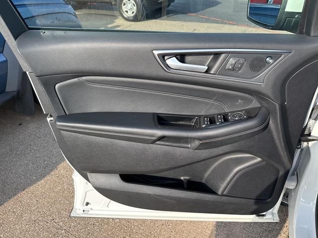 Photo of 2020 Star White Ford Edge