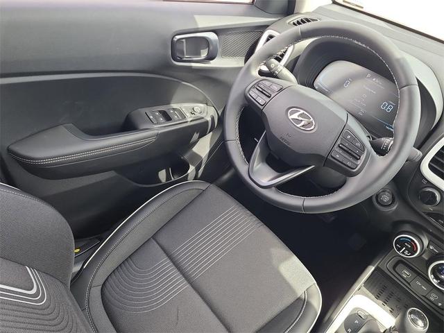Photo of 2025 Lunar White w/Black Roof Hyundai VENUE