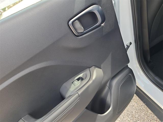 Photo of 2025 Lunar White w/Black Roof Hyundai VENUE