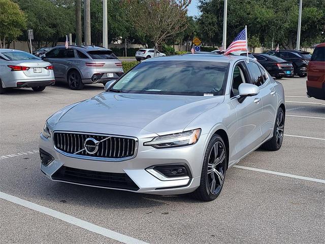 Photo of 2022 Bright Silver Metallic Volvo S60