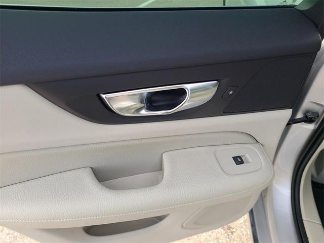 Photo of 2022 Bright Silver Metallic Volvo S60