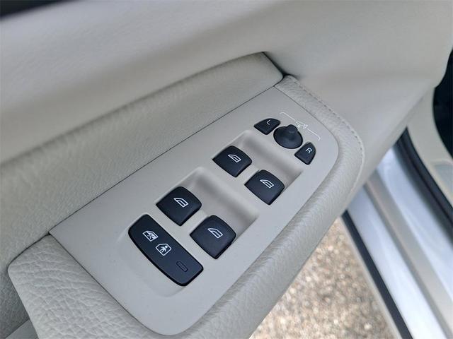 Photo of 2022 Bright Silver Metallic Volvo S60