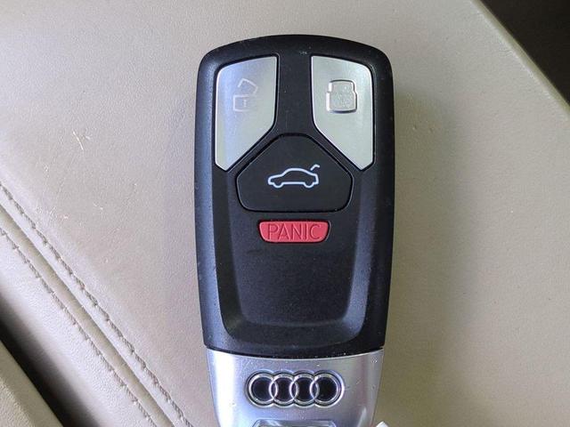 Photo of 2018 Glacier White Audi Q7