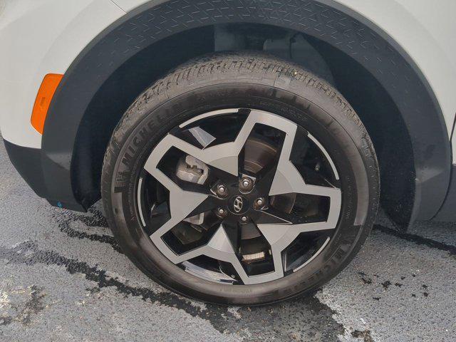 Photo of 2023 Atlas White Hyundai SANTA CRUZ