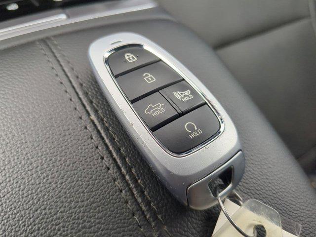 Photo of 2023 Atlas White Hyundai SANTA CRUZ