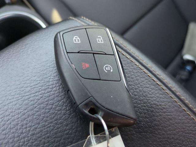 Photo of 2023 Summit White GMC Canyon
