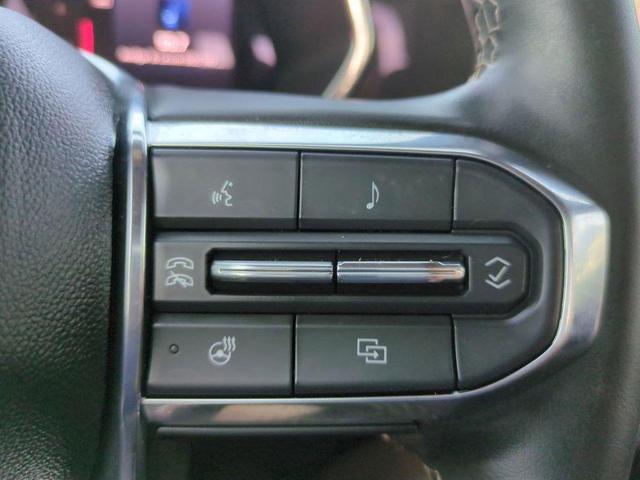 Photo of 2023 Summit White GMC Canyon