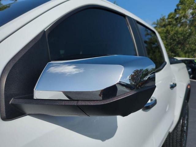 Photo of 2023 Summit White GMC Canyon