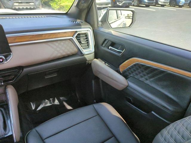 Photo of 2023 Summit White GMC Canyon