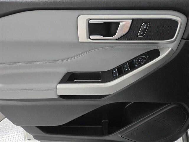Photo of 2023 Star White Ford Explorer