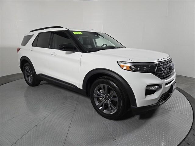 Photo of 2023 Star White Ford Explorer