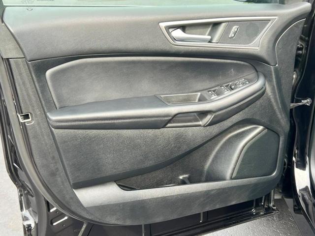 Photo of 2022 Agate Black Metallic Ford Edge