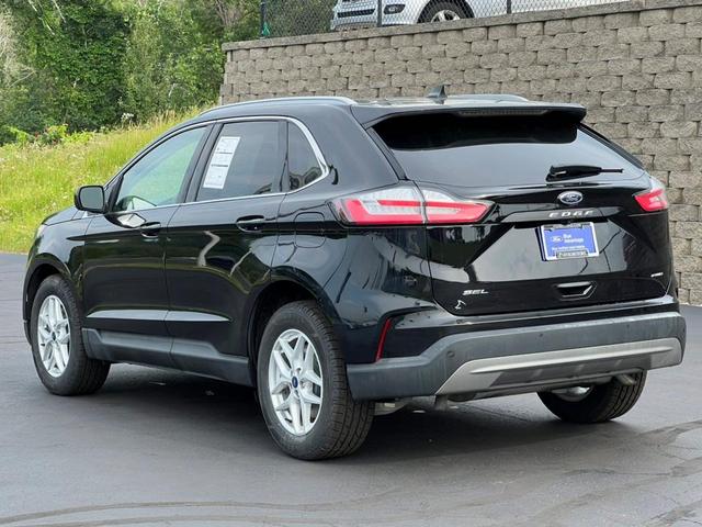 Photo of 2022 Agate Black Metallic Ford Edge